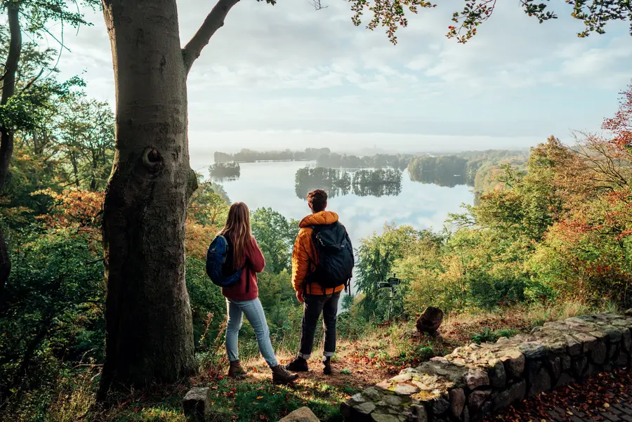 Wandern_auf_dem_Naturparkweg_am_Aussichtspunkt_Reiherberg_bei_Feldberg_TMV-Gänsicke.jpg