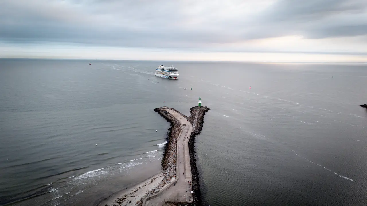 Das_Kreuzfahrtschiff_AIDA_läuft_in_den_Hafen_Warnemünde_ein.jpg