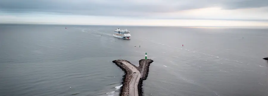 Das_Kreuzfahrtschiff_AIDA_läuft_in_den_Hafen_Warnemünde_ein.jpg